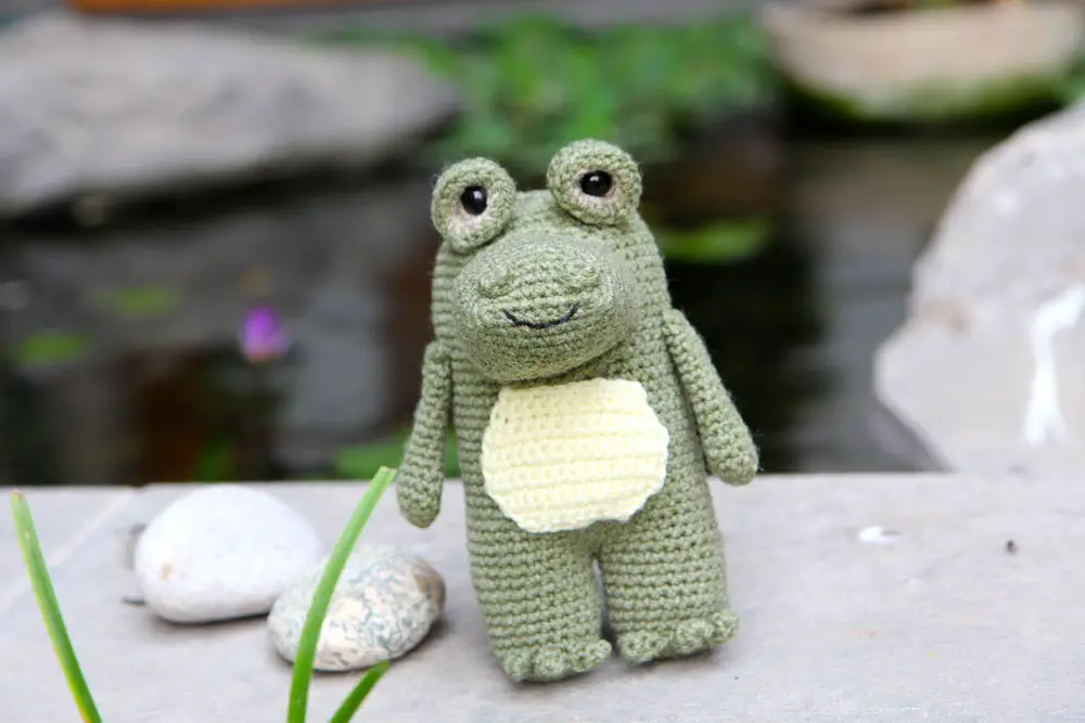 crochet alligator standing