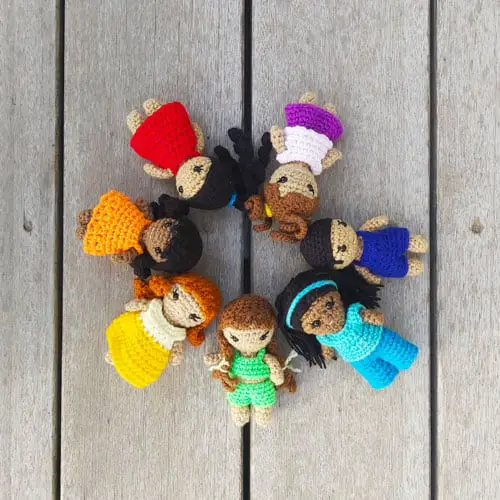 small crochet dress up dolls in a circle with removable clothes and different hairstyles