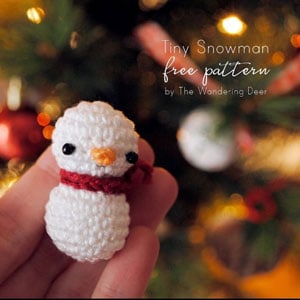 small crochet snowman
