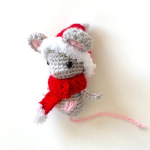 Christmas mouse amigurumi