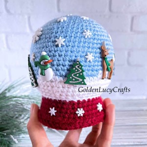 crochet Christmas snow globe
