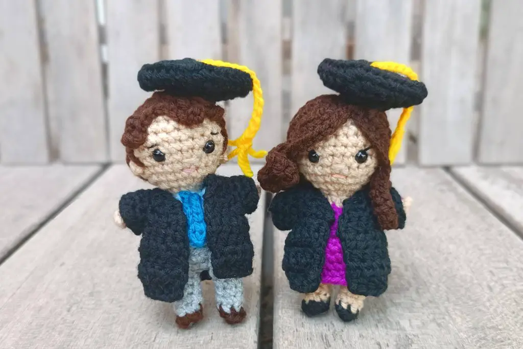 Crochet graduation dolls: a girl and boy in a black graduation cap and gown