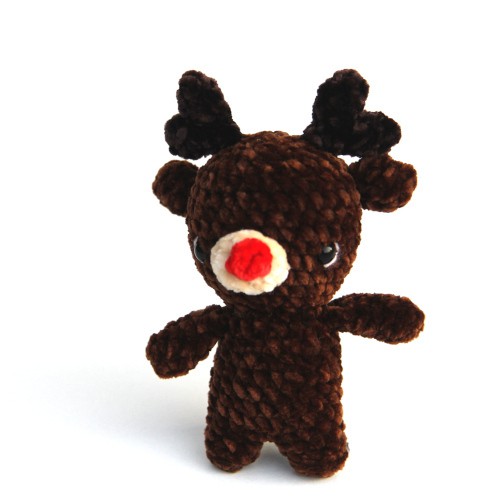 plush crochet reindeer using chenille yarn