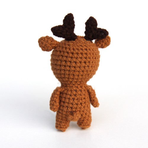 back of the amigurumi reindeer showing its tail