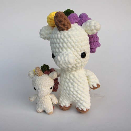 crochet unicorn in velvet and super bulky blanket yarn
