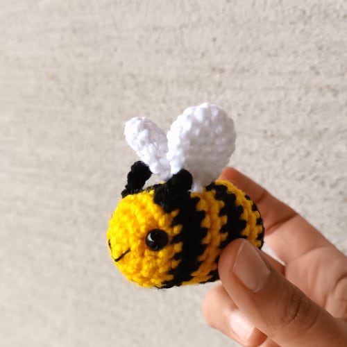 small crochet bee