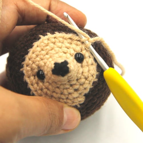 how to insert yarn for hedgehog ears